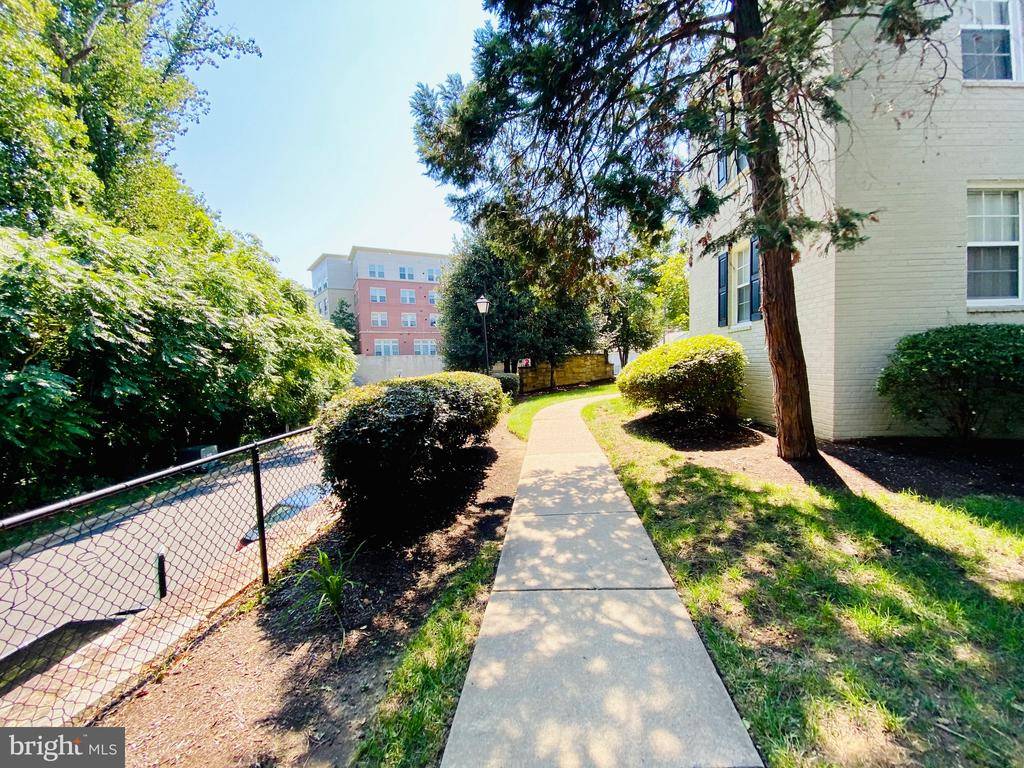 Arlington, VA 22204,824 S ARLINGTON MILL DR #202