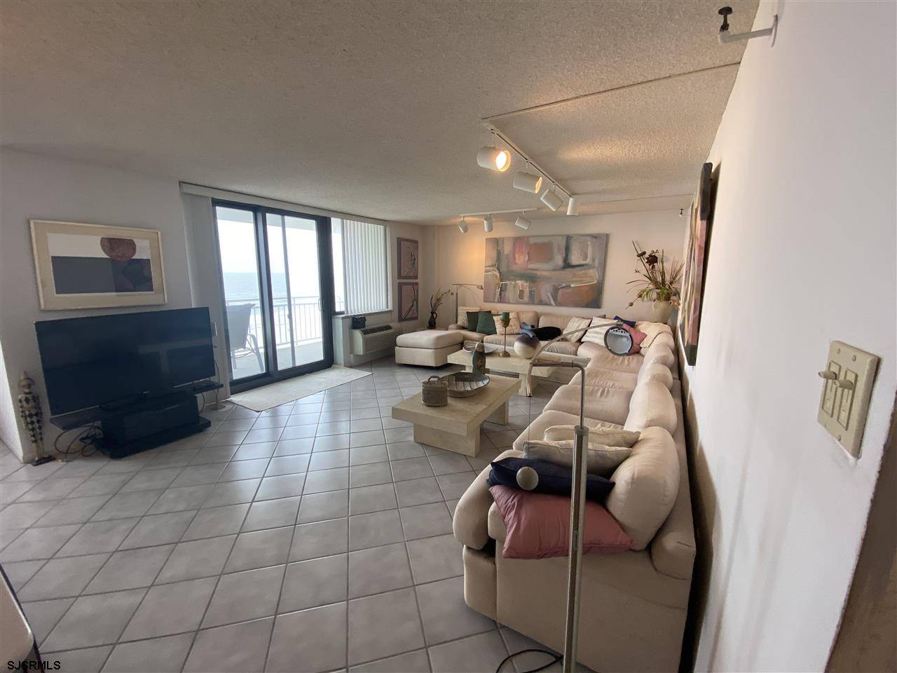 Ventnor, NJ 08406,5200 Boardwalk #8B