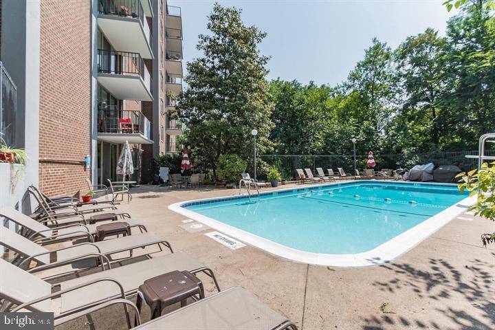 Arlington, VA 22202,1515 S ARLINGTON RIDGE RD #305