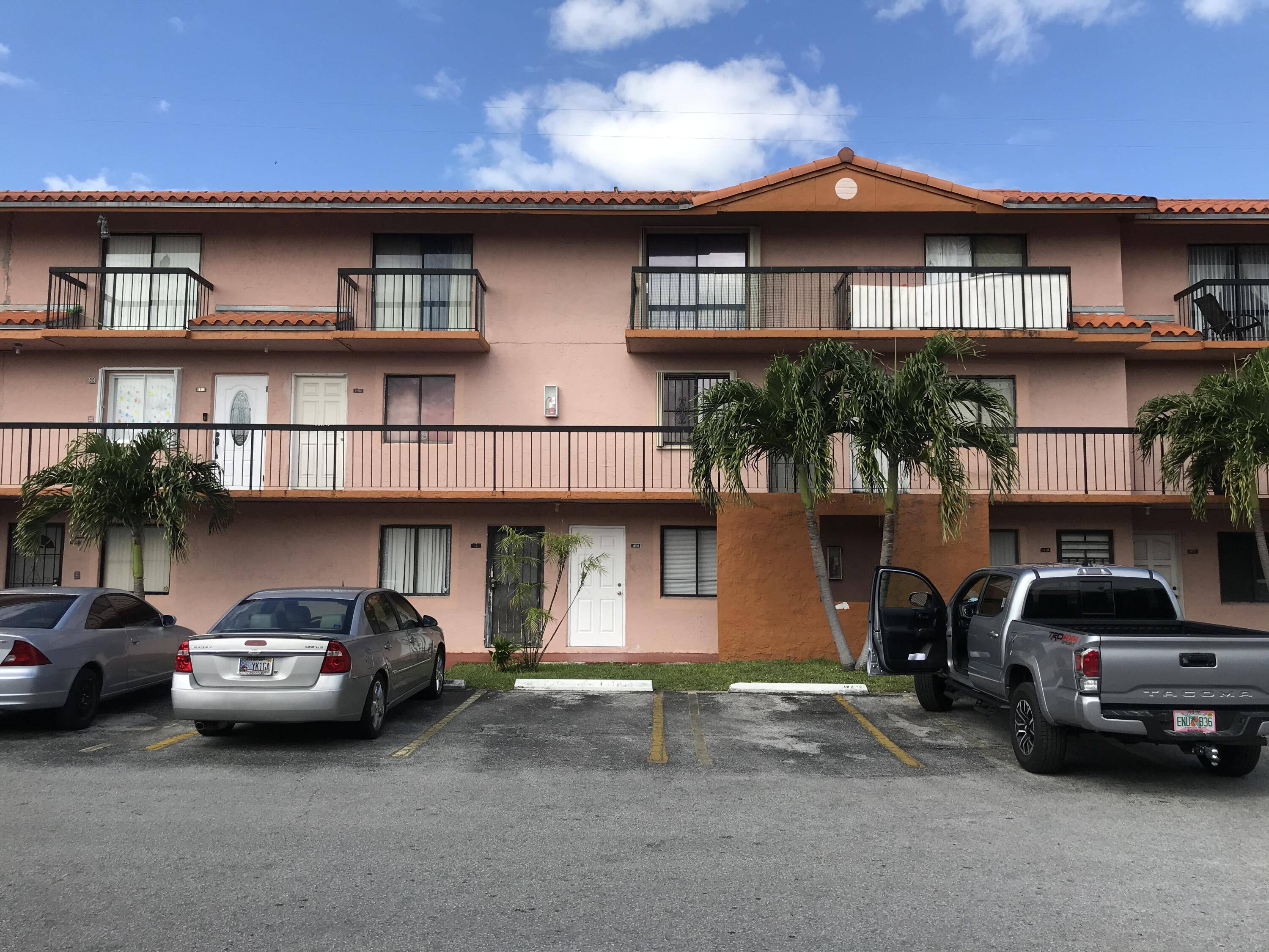 Hialeah, FL 33016,2178 W 60th ST 18110