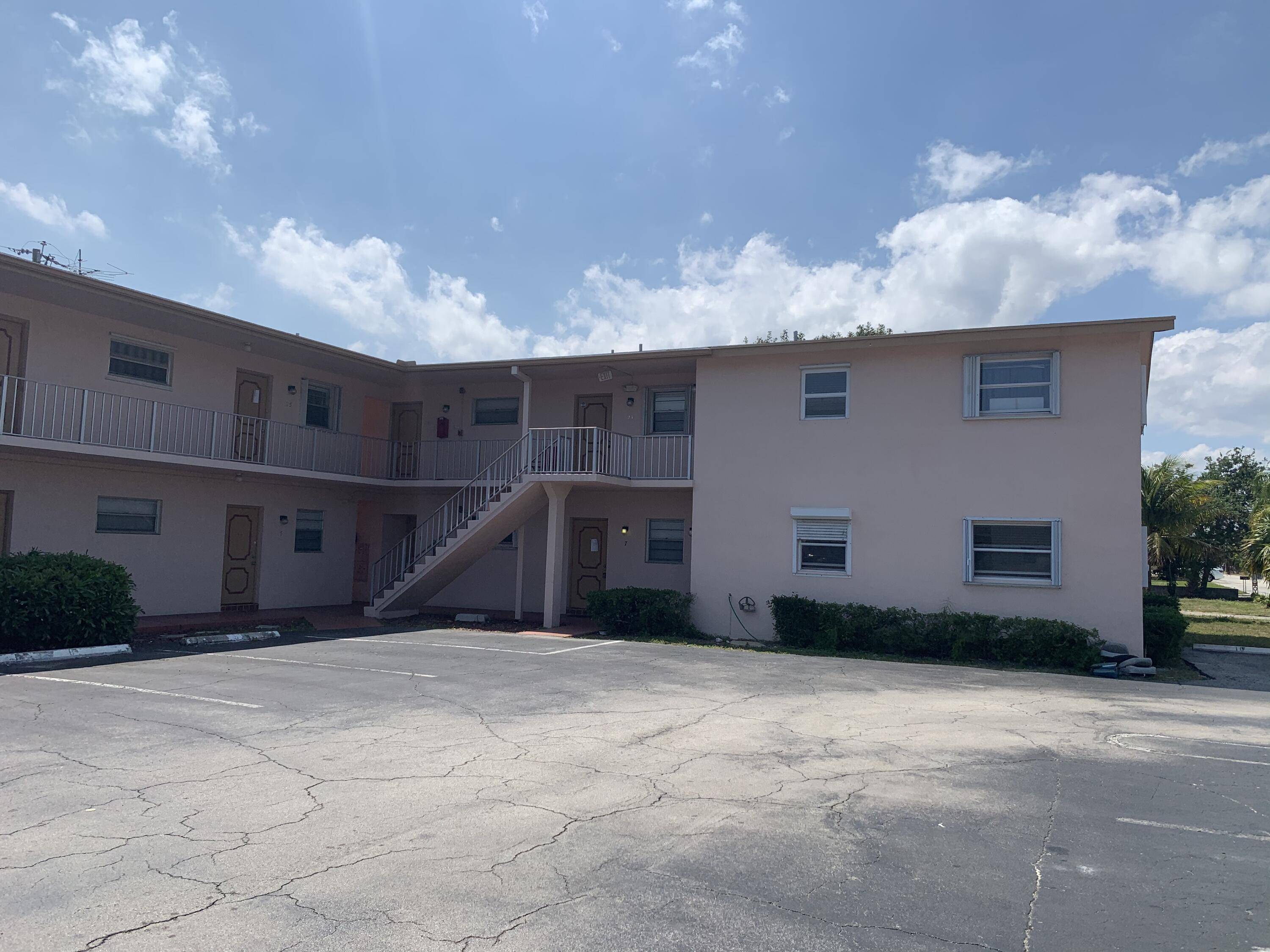 Lantana, FL 33462,420 W Palm ST 7