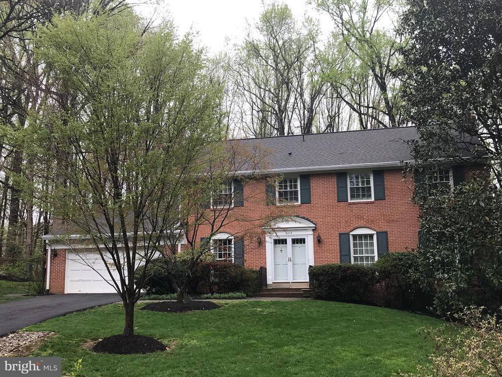 Mclean, VA 22102,8212 HUNTING HILL LN