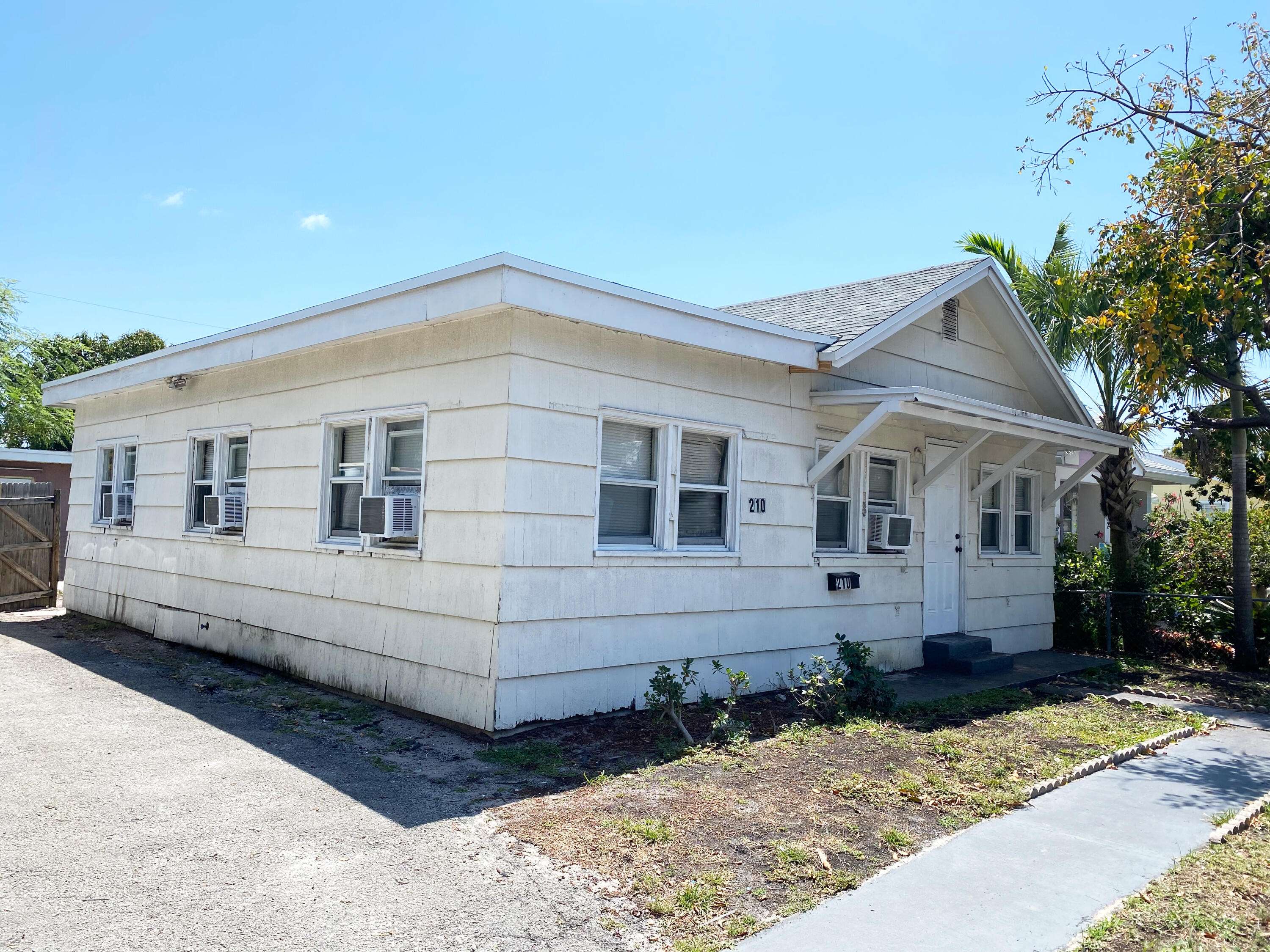 Lake Worth Beach, FL 33460,210 S C ST