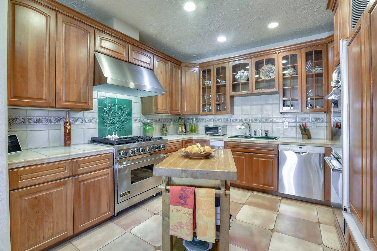 Half Moon Bay, CA 94019,725 Correas ST