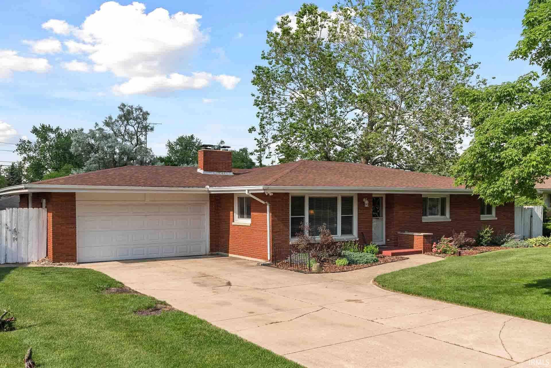 1011 E Oakside Drive, South Bend, IN 46614-1313