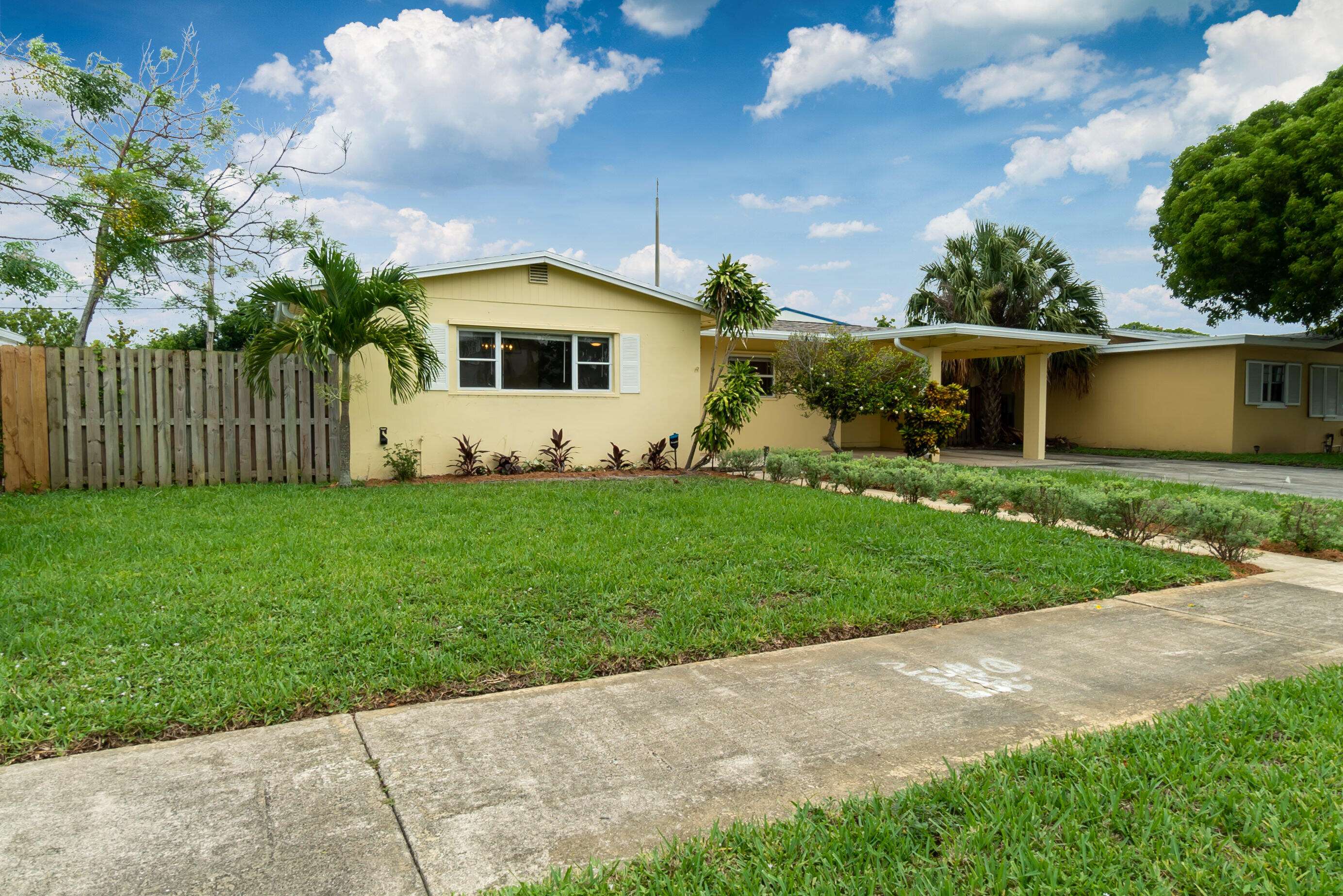 Lantana, FL 33462,1208 W Broward ST