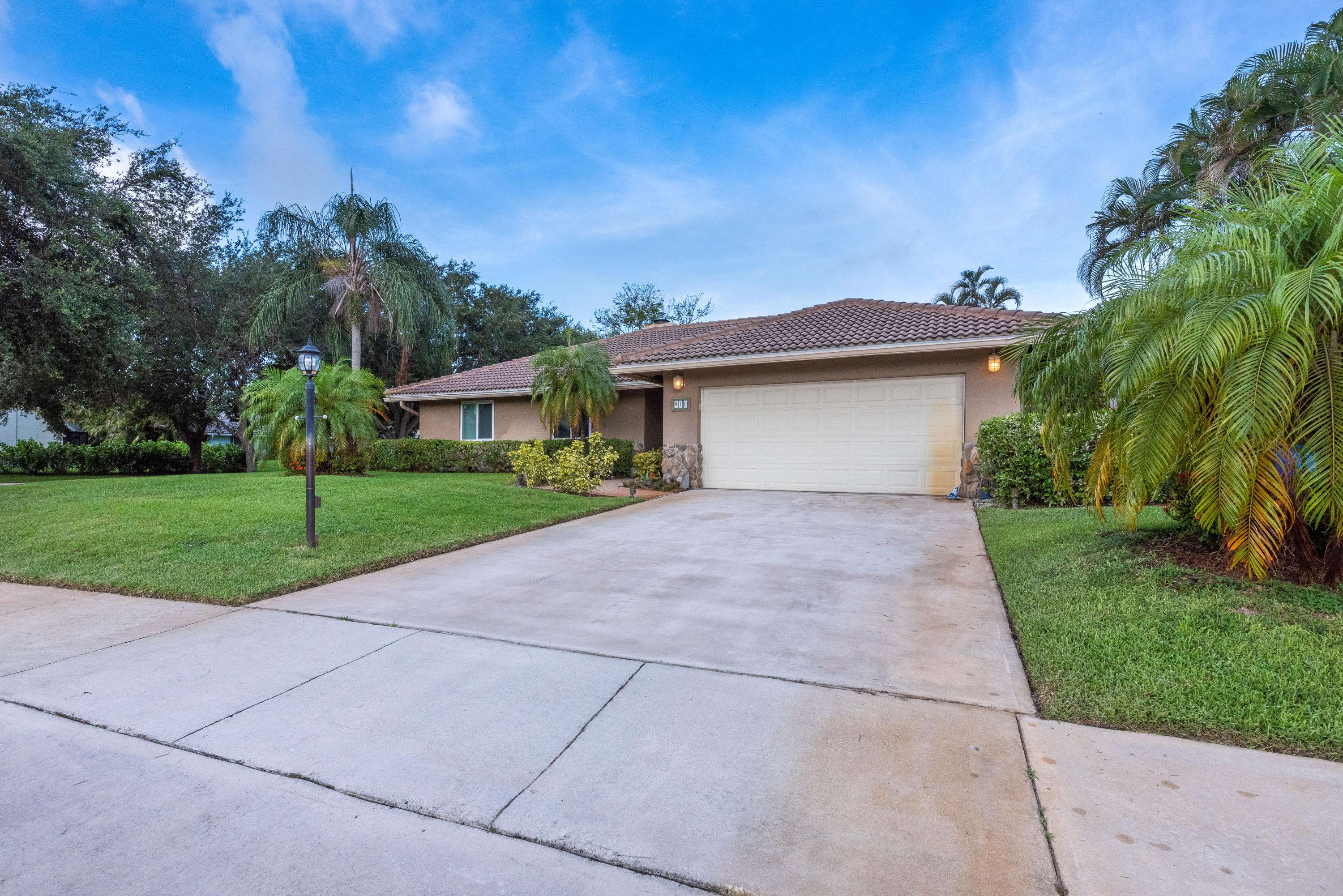 Delray Beach, FL 33445,910 NW 7th CT