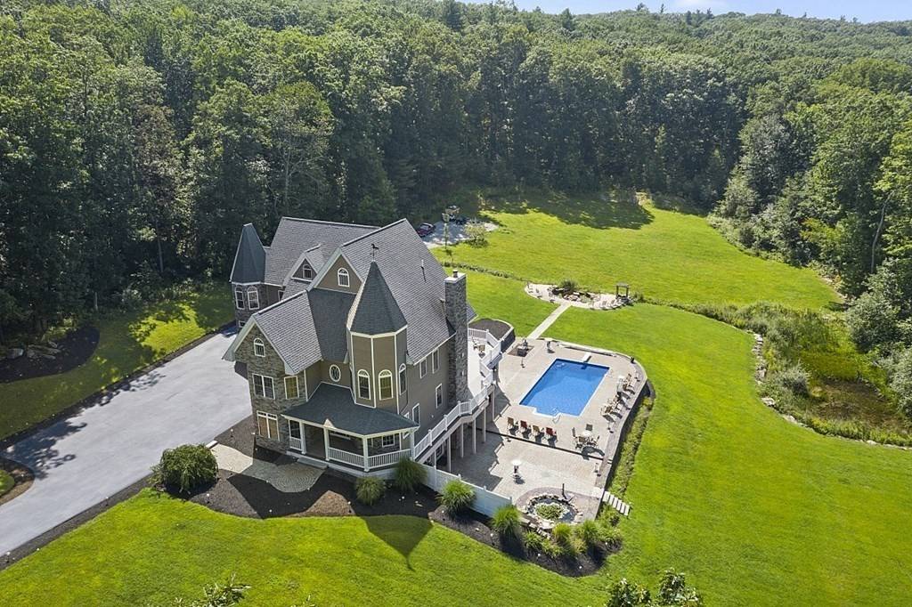 Hudson, NH 03051,10 Woodland Dr